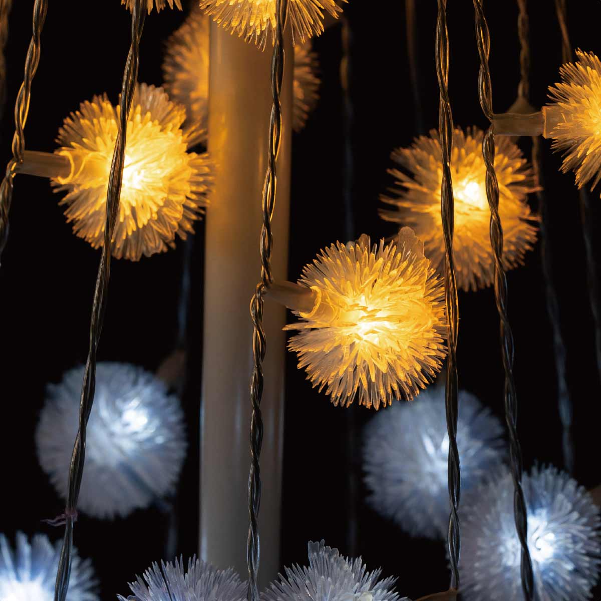 ★58-76-1-3 LEDシャイニングタワーライト クリスマスツリーケケセランパサラン ゴールド 高さ240cm